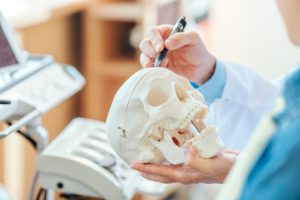 サイナスリフトにおける骨移植とは？治療内容やリスク、歯科医院選びのポイントを解説！