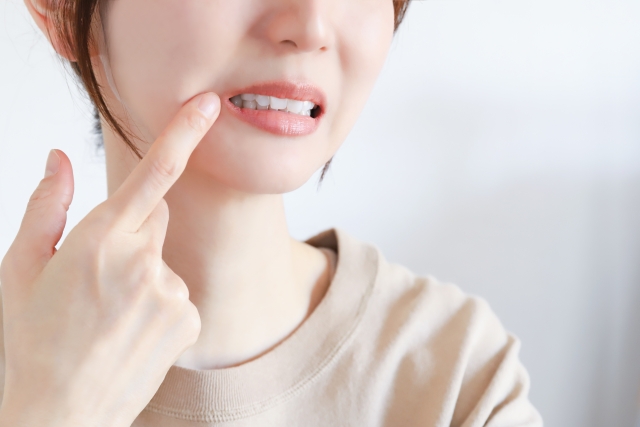 インプラント周囲炎はいつから自覚症状が出る？症状や予防法、治療法を解説