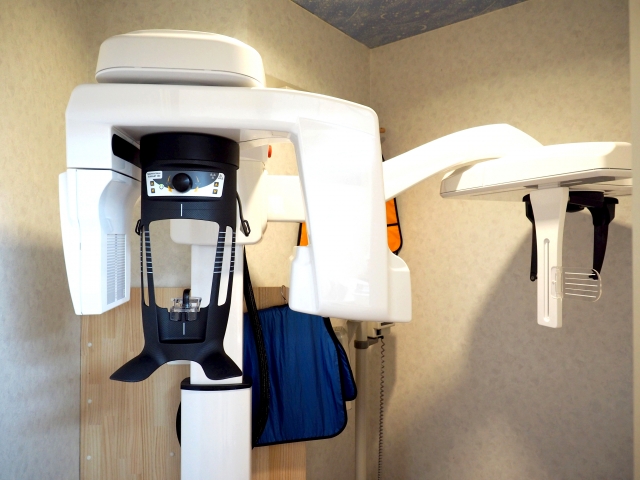 インプラント治療で歯科用CTによる検査費用はどのくらい？検査の役割と注意点とは