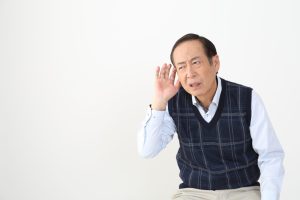『難聴』で「認知症」になる可能性があるってホント？ そうならないための“補聴器の活用”とは？