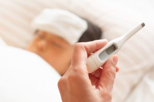 子どもが夜中や休日に発熱… そんなときは救急車？ 救急外来とどっちがいい？【医師解説】