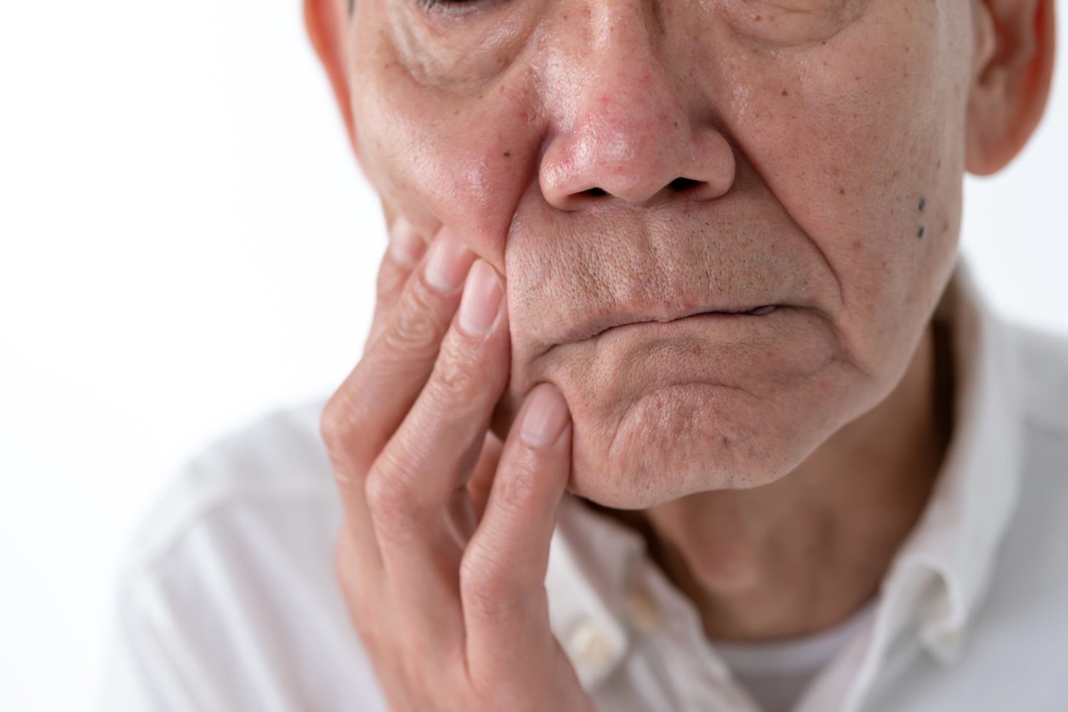 「もう歳だから無理」は間違い? 高齢でもインプラントができる理由を医師が解説