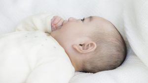 「赤ちゃんの頭のゆがみ」は治すことができる？ ヘルメット治療の適応・ベストな月齢を医師が解説