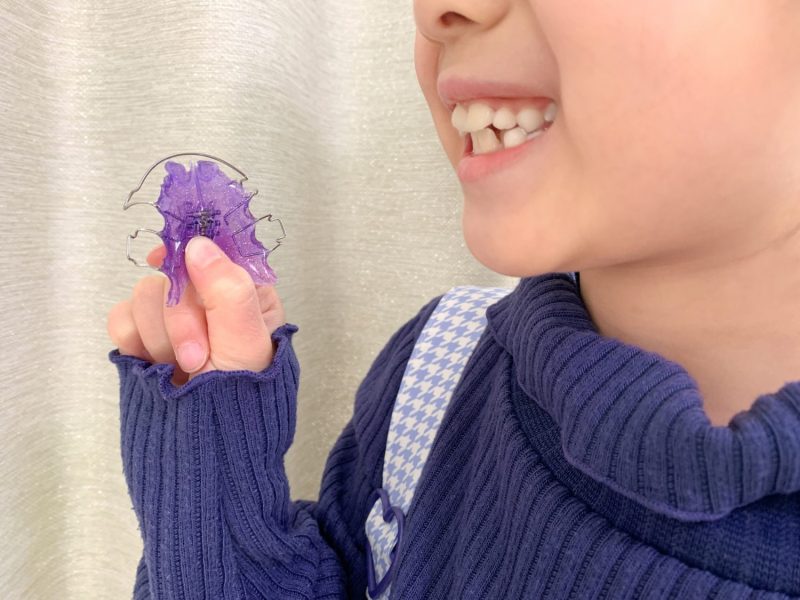 床矯正装置を持つ子供