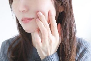 歯列矯正で口元は引っ込む？抜歯の必要性やメリット、デメリットを解説