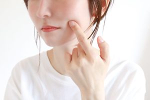 歯列矯正はほうれい線の原因になる？考えられる理由と対処法、歯医者選びのポイントを解説