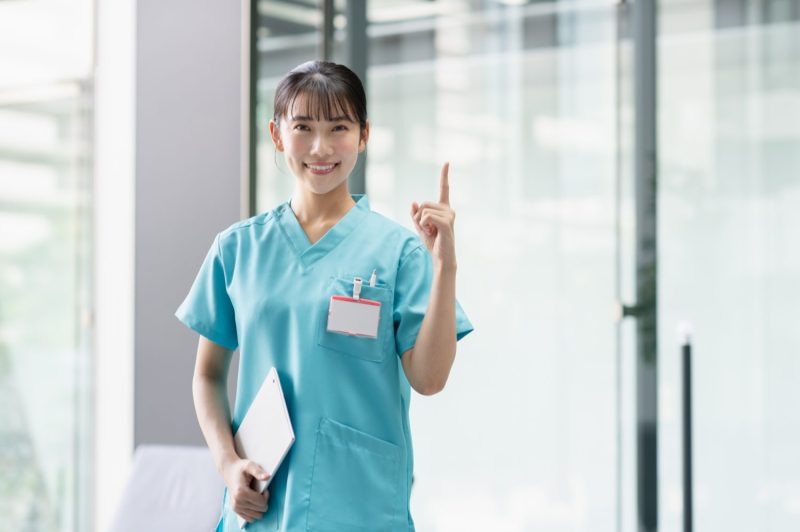 病院で働く若い女性医師