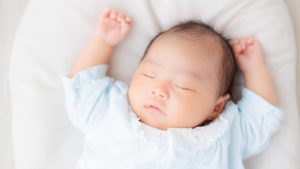 「赤ちゃんの絶壁や向き癖、放置しても大丈夫？」放置のリスクと早期ケアの重要性を医師が解説