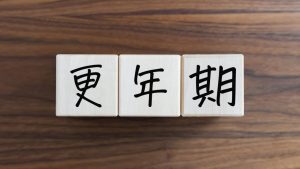 つらい「不眠」「頭痛」… 「更年期障害」の改善策と病院での治療法とは？【医師解説】