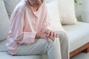 介護保険は閉塞性動脈硬化症で利用できる？対象条件や注意点を解説