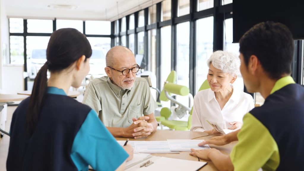 介護施設にはどのような種類がある？公的施設と民間施設の違いや選び方を解説