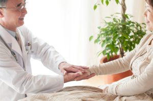 在宅医療の緊急時はどうする？救急要請の判断基準と注意すべき症状、事前の備えを解説