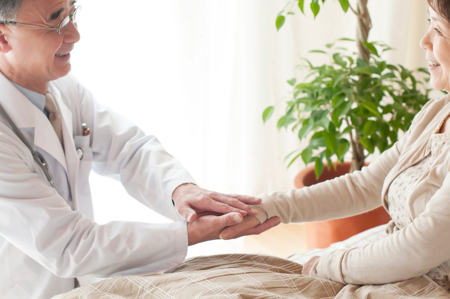 在宅医療の緊急時はどうする？救急要請の判断基準と注意すべき症状、事前の備えを解説