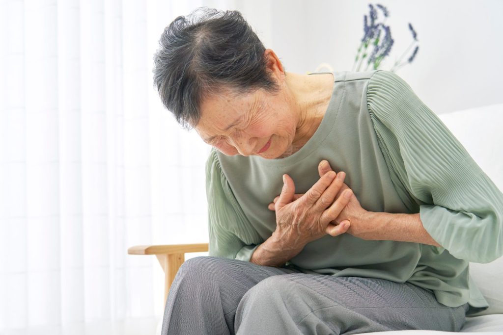 心筋梗塞の症状とは？在宅介護で見逃したくないサイン、自宅でできる予防法と対処法も解説します
