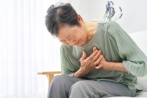 心筋梗塞の症状とは？在宅介護で見逃したくないサイン、自宅でできる予防法と対処法も解説します