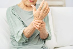 関節リウマチでも介護保険は利用できる？使えるサービスや申請方法を解説します