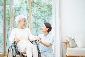 介護保険は何歳から使える？利用できる条件と注意点も解説