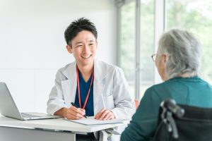 介護保険の主治医意見書のもらい方｜主治医がいないときの対処法も解説