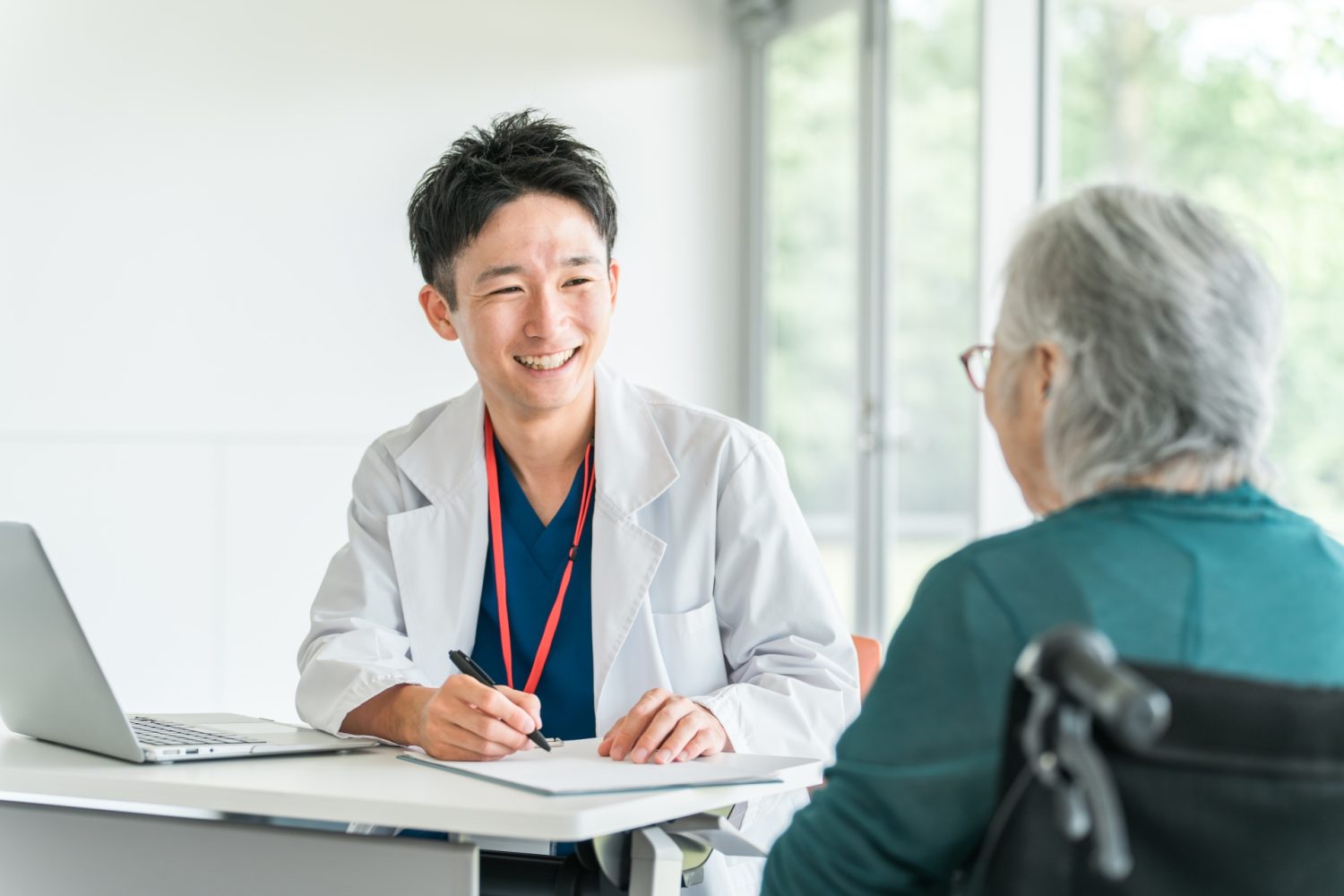 介護保険の主治医意見書のもらい方｜主治医がいないときの対処法も解説