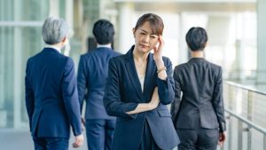 頑張るのに評価されない… 『適応障害』になりやすい人の特徴と話し方【医師解説】