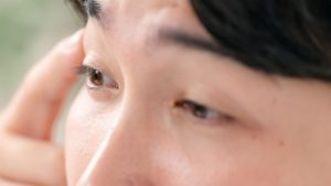 まぶたが重いのは『眼瞼下垂』？ 原因と効果的な鍛え方【医師解説】