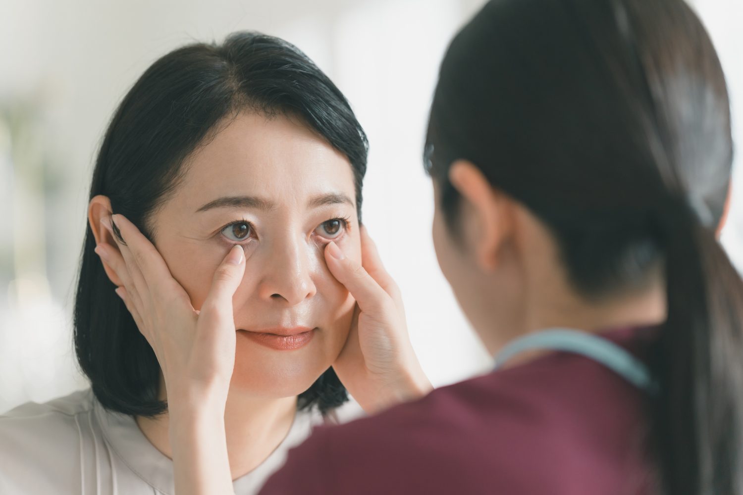 眼瞼下垂の原因は？ 加齢と筋力の衰え？