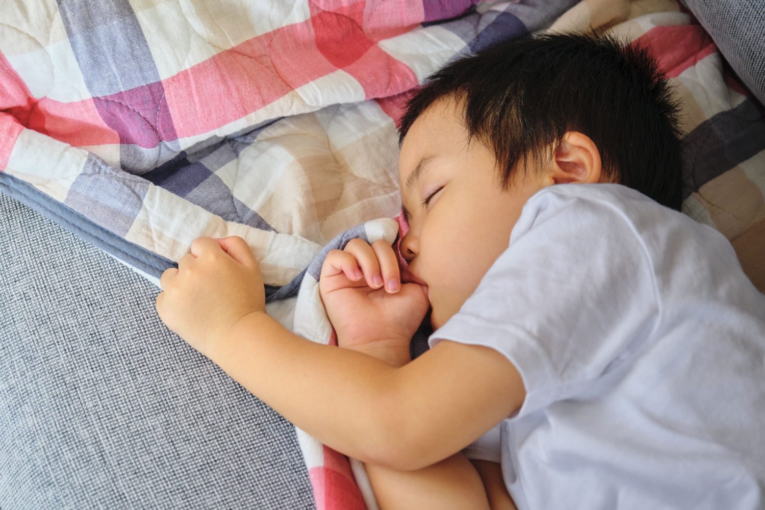 指を吸いながら眠る子供