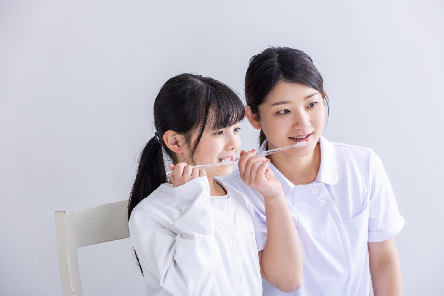 ブラッシング指導を受ける女の子