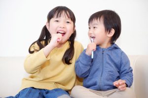 子どもの前歯が斜めに生える原因は？乳歯や永久歯の治療方法、治療費を解説