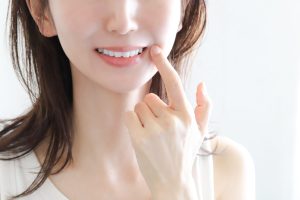 歯並びの影響で顔の歪みが生じる理由は？改善方法やセルフチェック、注意点を解説