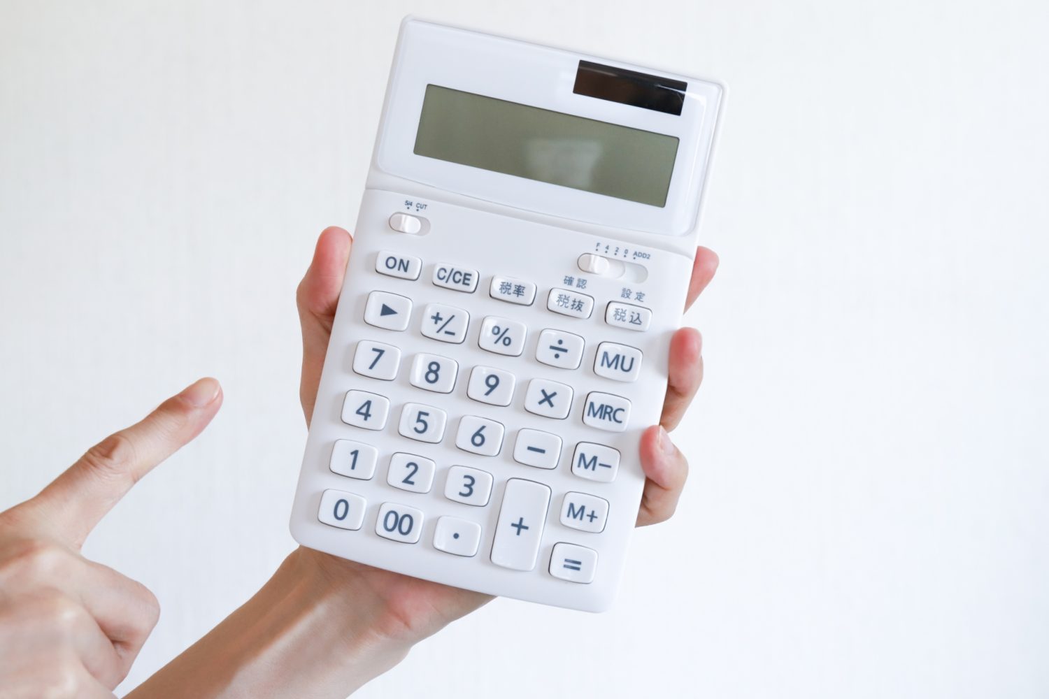 計算機を使う手元　ビジネスイメージ