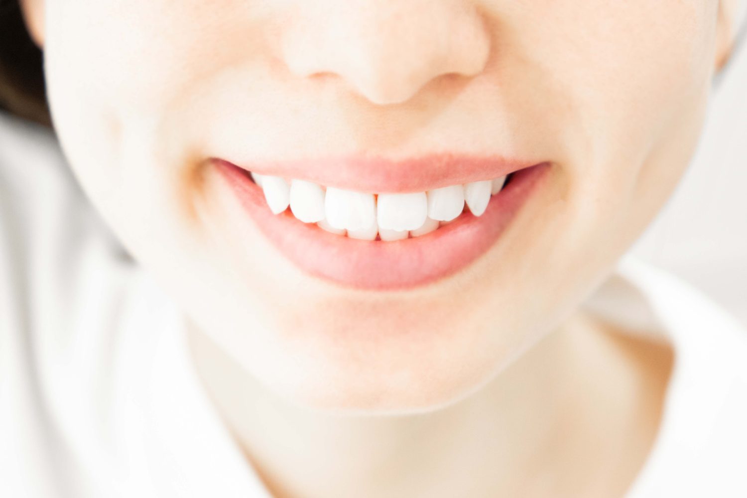 笑顔の女性の口元