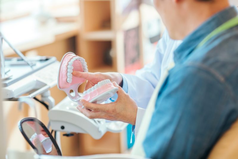 男性医師と患者