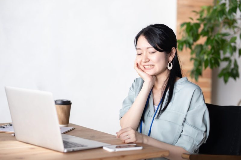 歯が痛いビジネスウーマン