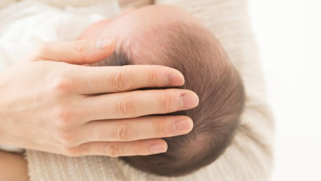 赤ちゃんの『頭のゆがみ』原因と治療法！ 「ヘルメット治療」は必要？【医師監修】