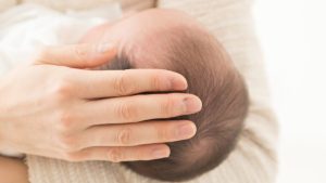 赤ちゃんの『頭のゆがみ』は自然に治る？ 治療の時期とタイムリミット【医師監修