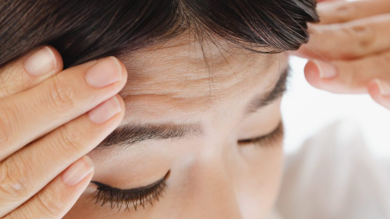 『眼瞼下垂』の手術でおでこのしわが消えるって本当？ 原因と治療法を徹底解説