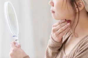 歯列矯正で顎が出ると感じる理由とは？見た目が変わる原因や対策も併せて解説