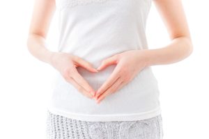 妊娠初期の不安をひとりで抱えないために｜受診のタイミングと考え方