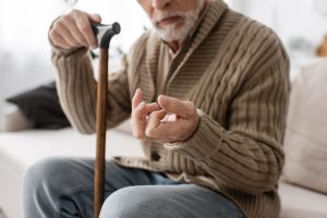 パーキンソン病で介護認定は受けられる？症状から流れまでを解説
