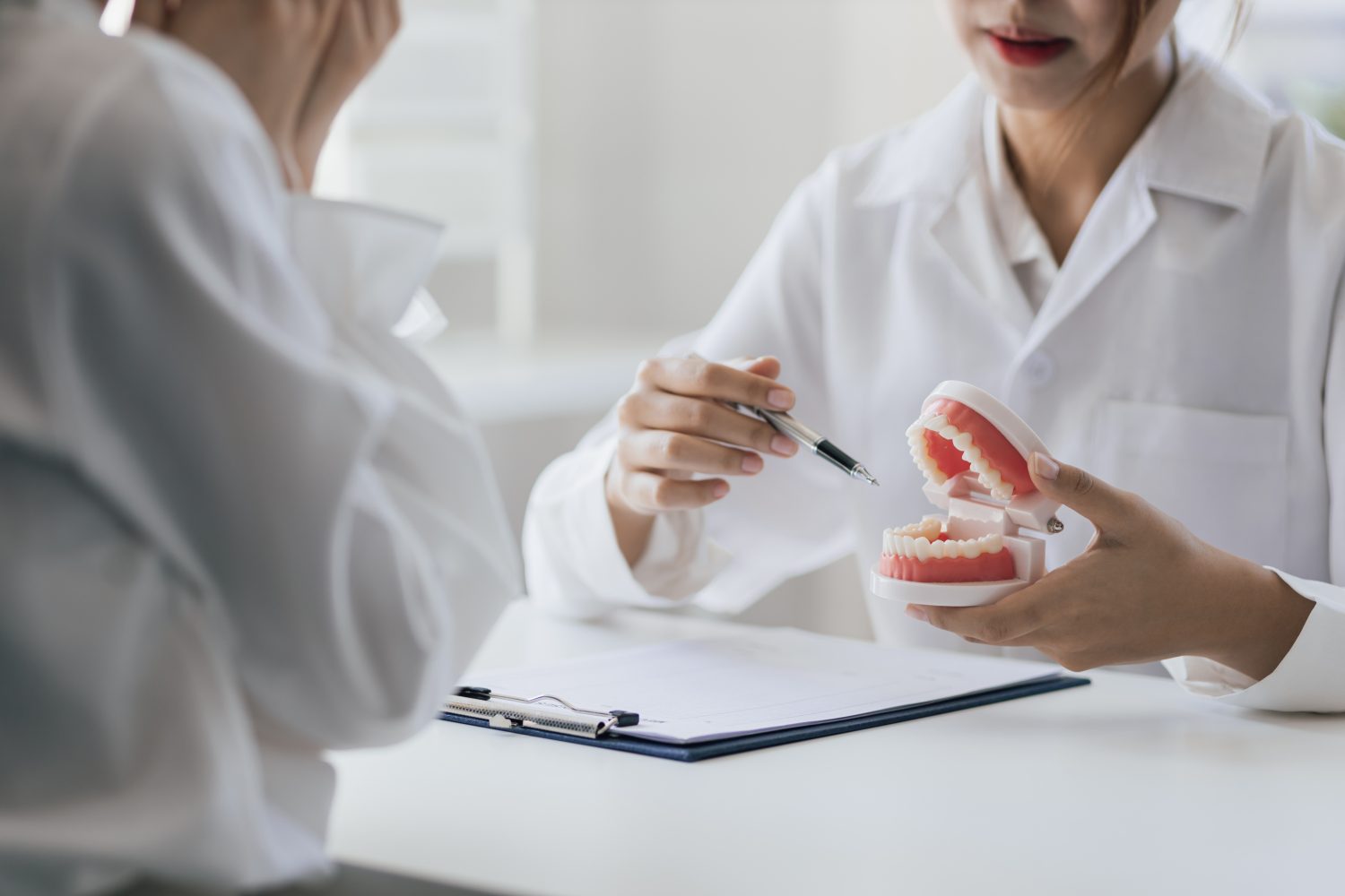 前歯のねじれを部分矯正で治せる条件とポイント