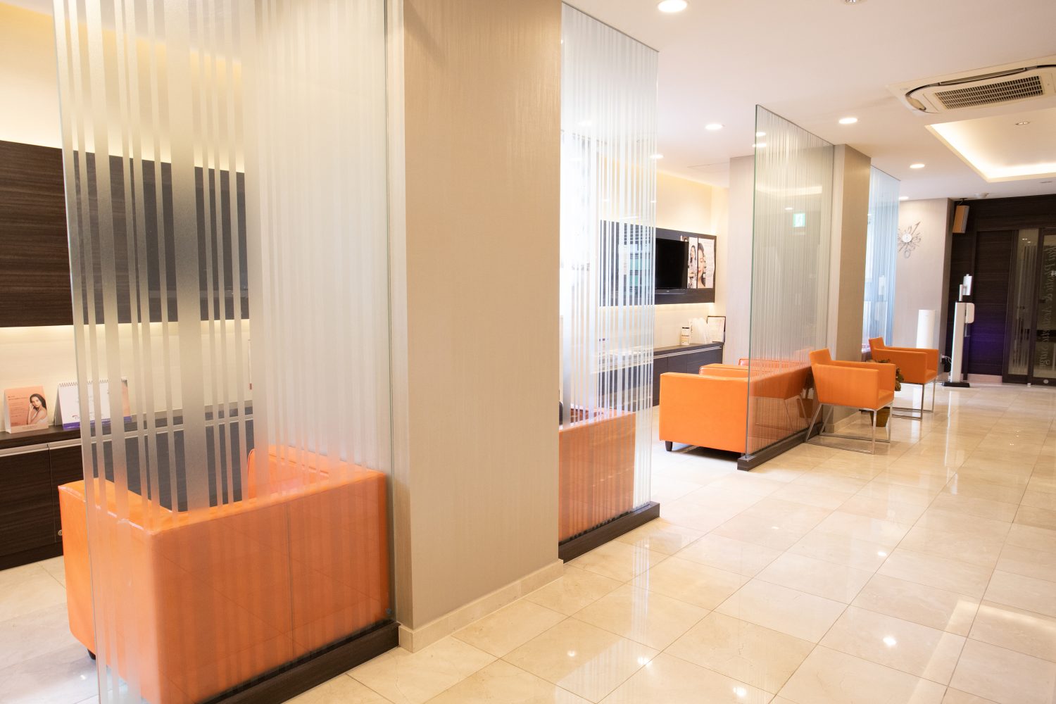 酒井形成外科photo