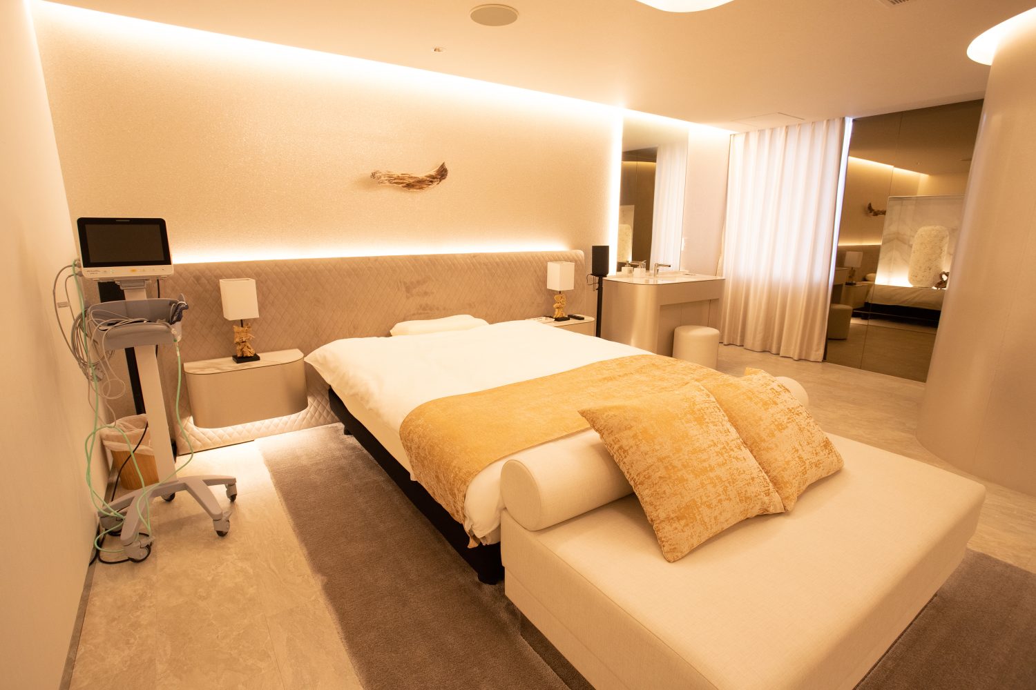 酒井形成外科photo