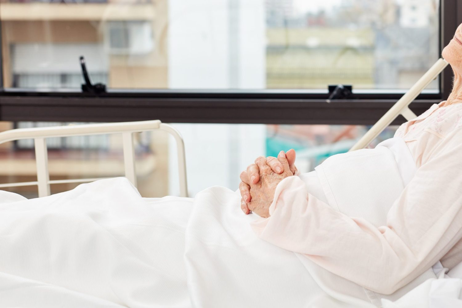 寝たきり高齢者に多い圧迫骨折とは