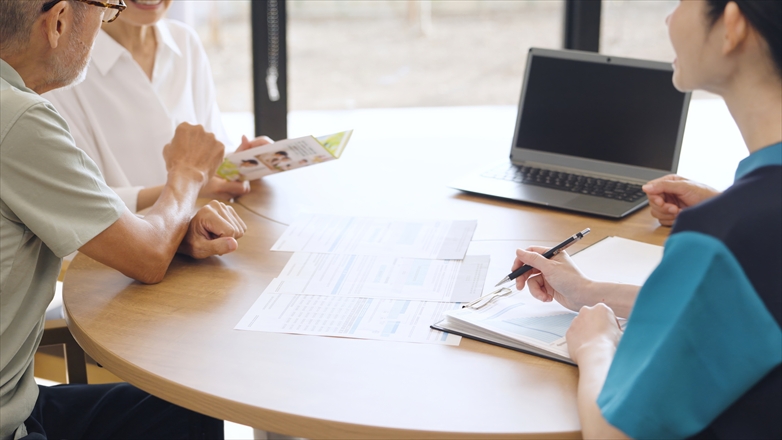 親を介護施設に入所させる際に必要な手続き