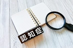 親が認知症かも？と思ったときの判断の目安と家族ができること