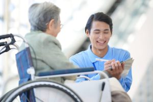 親が認知症になったら何をする？やるべきことや関わり方など詳しく解説