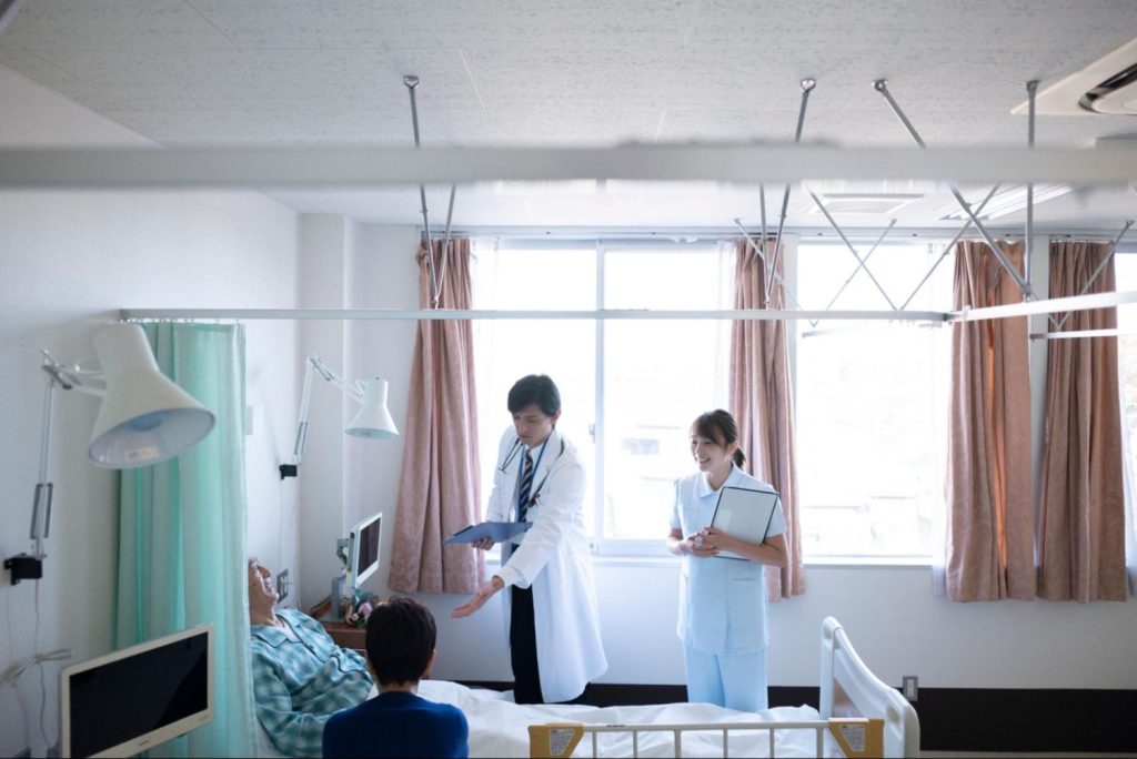 寝たきり高齢者の手術後に注意すべきことは？リスクと介護のポイントを解説