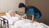 寝たきり高齢者の圧迫骨折とは？原因や影響、予防と介護のポイントを解説