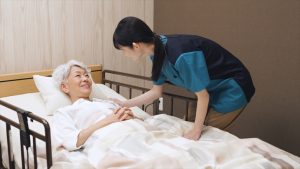 寝たきり高齢者の圧迫骨折とは？原因や影響、予防と介護のポイントを解説
